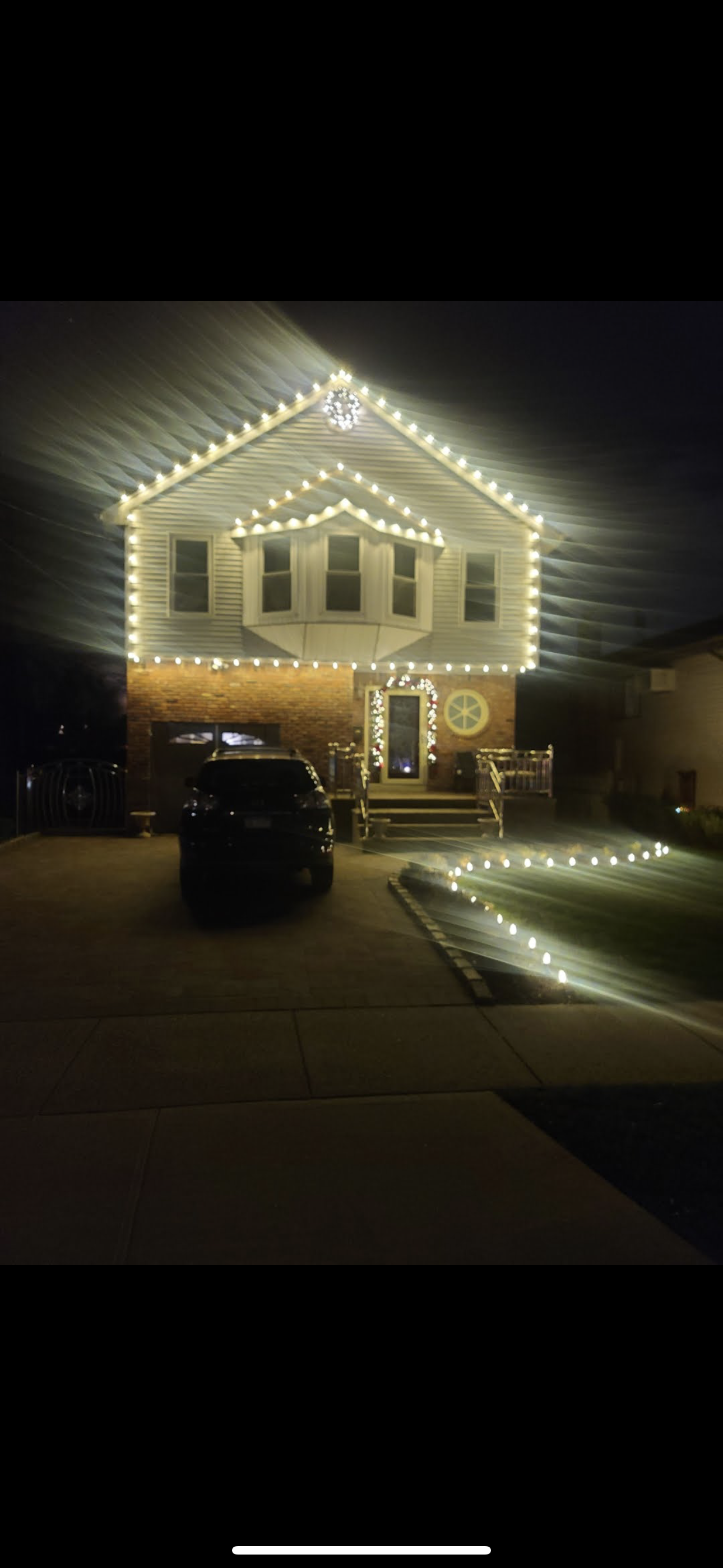 Portfolio Image: A classic home with a timeless warm white holiday look